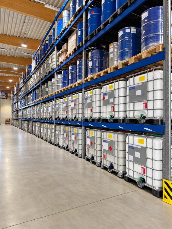 IBC-Behälter und Fassware mit Gefahrgutkennzeichnung