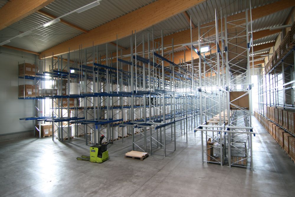 Die fertige Regalanlage in der neuen Halle
