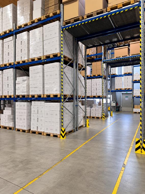 Palettenregal mit Bodenmarkierung und Anfahrschutz